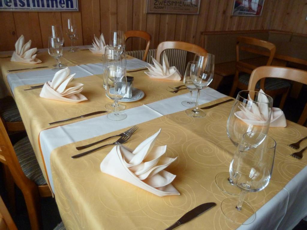 Gasthof Derby Hotel Zweisimmen Bagian luar foto