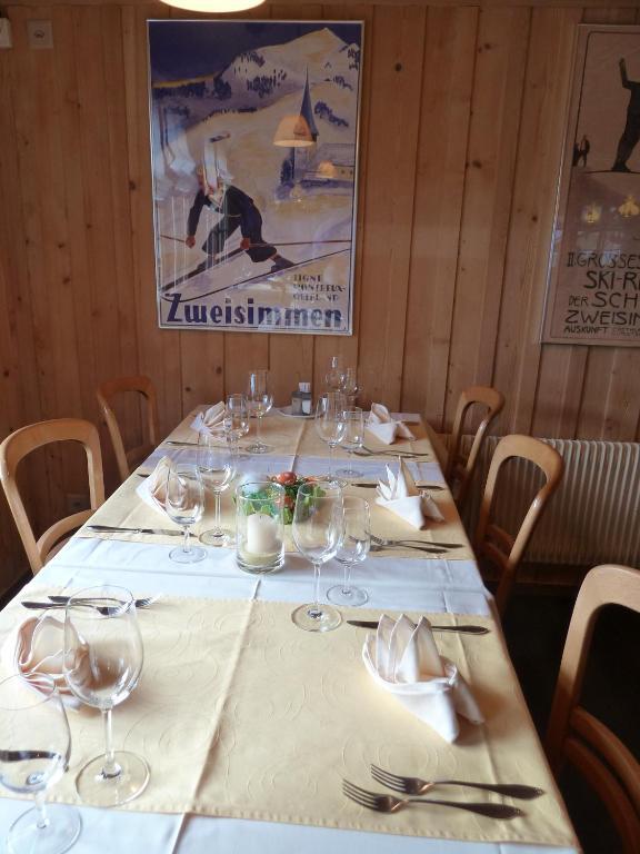 Gasthof Derby Hotel Zweisimmen Bagian luar foto
